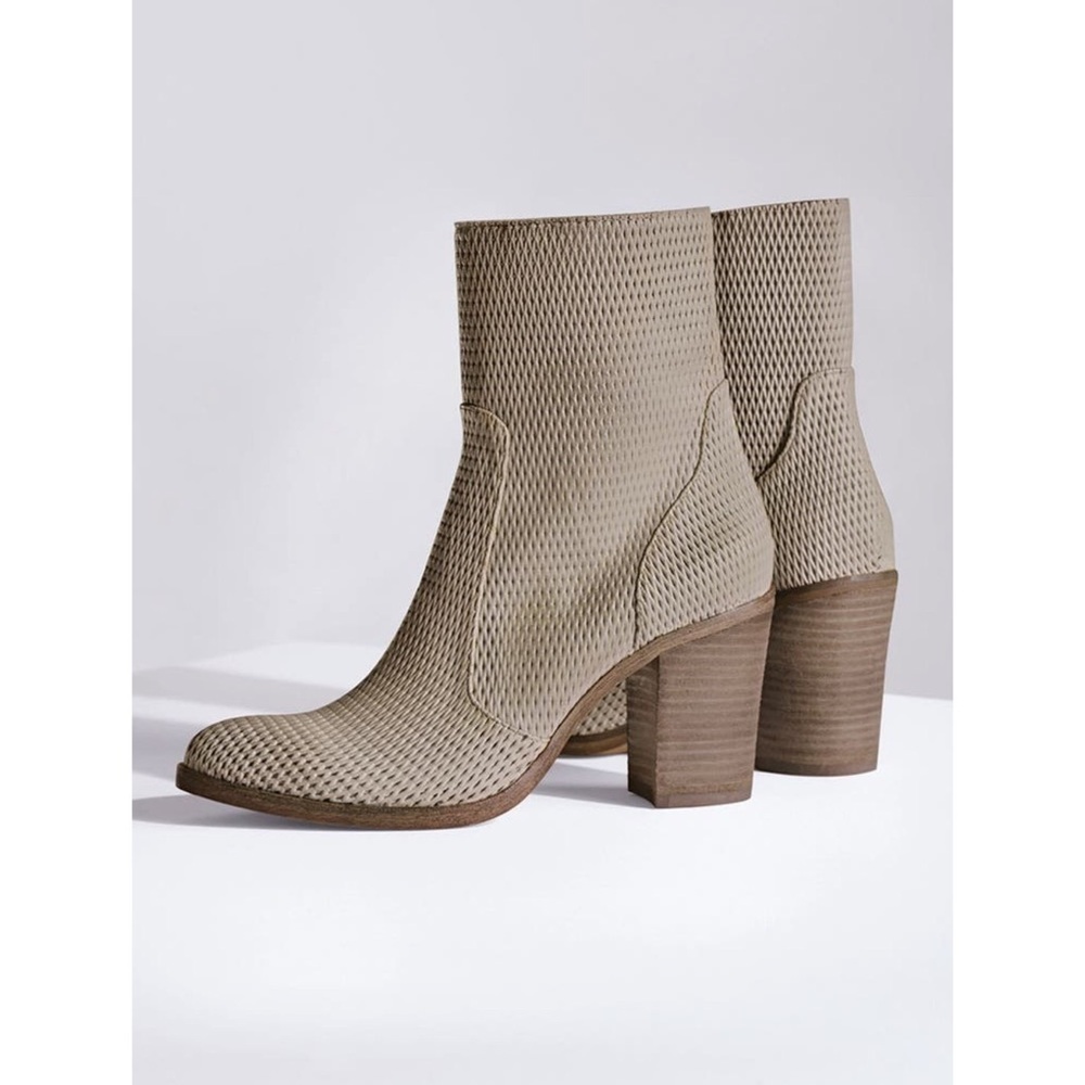 Hinge Daphne Bootie Almond Toe Perforated Leather Size 7.5 Stacked Block Heel